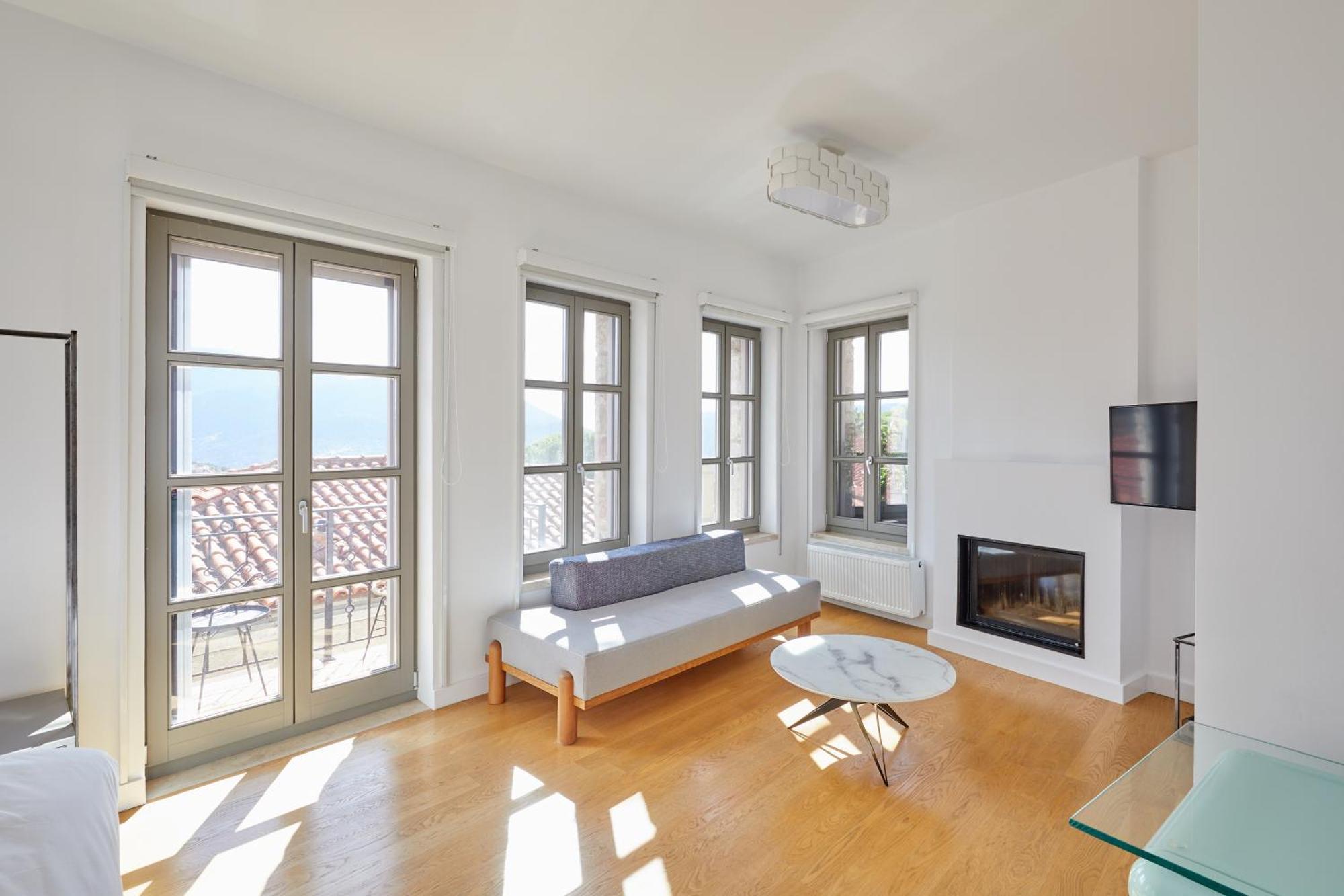Clock Tower Arachova Suites エクステリア 写真